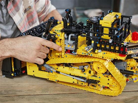 Lego Technic: App-Controlled Cat D11 Bulldozer για 18+ ετών 42131